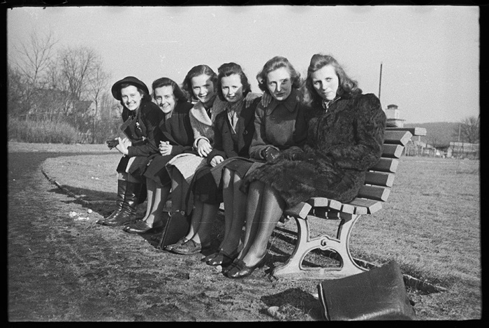 «Пир во время чумы»: Архивные фотографии счастливой жизни австрийцев в первые годы Второй мировой