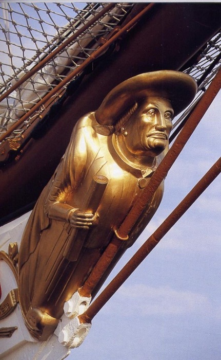 Как появились носовые скульптуры на кораблях, и для чего они были предназначены