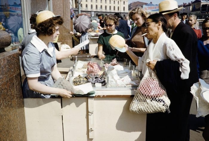 «Хрущёвская оттепель» года на фото американского журналиста: Уличная торговля в Москве 1959 года
