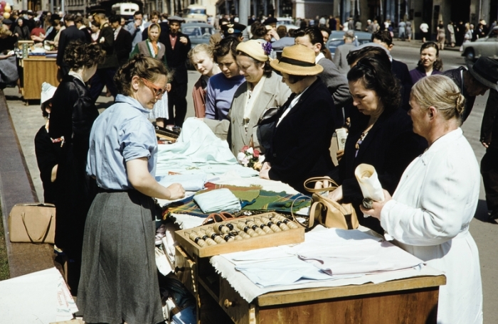 «Хрущёвская оттепель» года на фото американского журналиста: Уличная торговля в Москве 1959 года