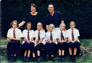 Английская семья Уолтонов — первые в мире, кому удалось вырастить девочек-шестерняшек