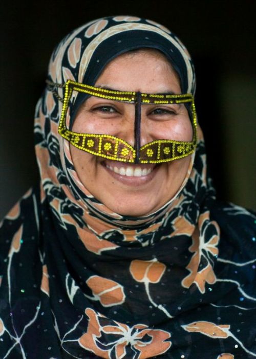 Бурка, рубанд, некаб-е: Для чего иранским женщинам усатые маски