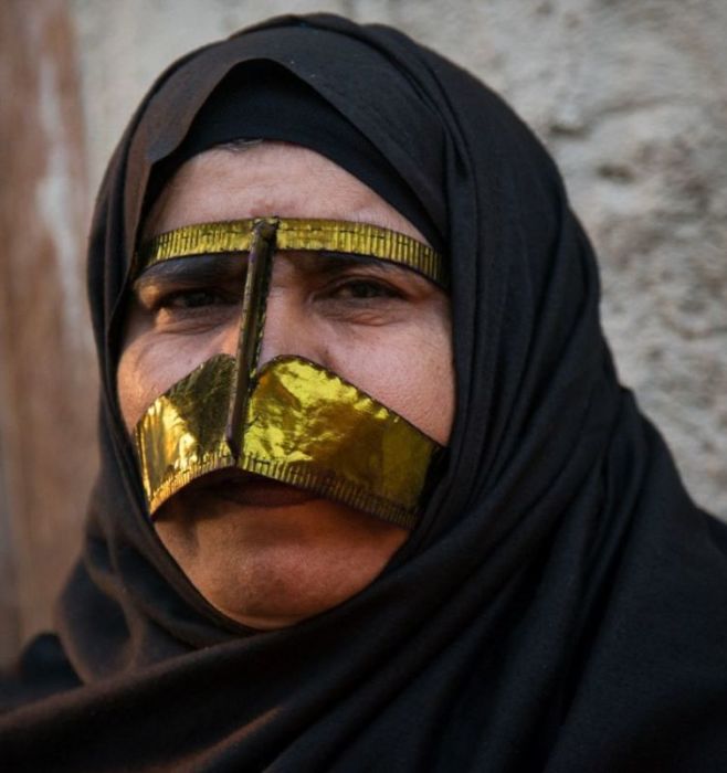 Бурка, рубанд, некаб-е: Для чего иранским женщинам усатые маски