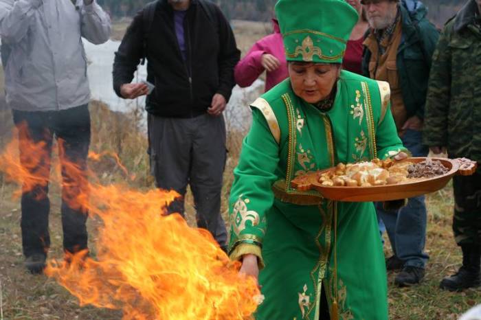 Алтайцы - прародители тюрков, которые и сегодня кормят огонь и завязывают ленты на деревья