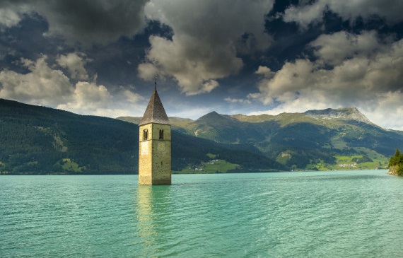 Эта одинокая башня находится прямо посреди озера. Какие секреты она скрывает?