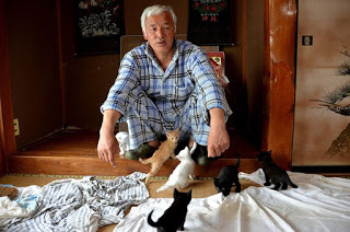 Японец вернулся в зараженную зону Фукусимы, чтобы кормить брошенных там животных
