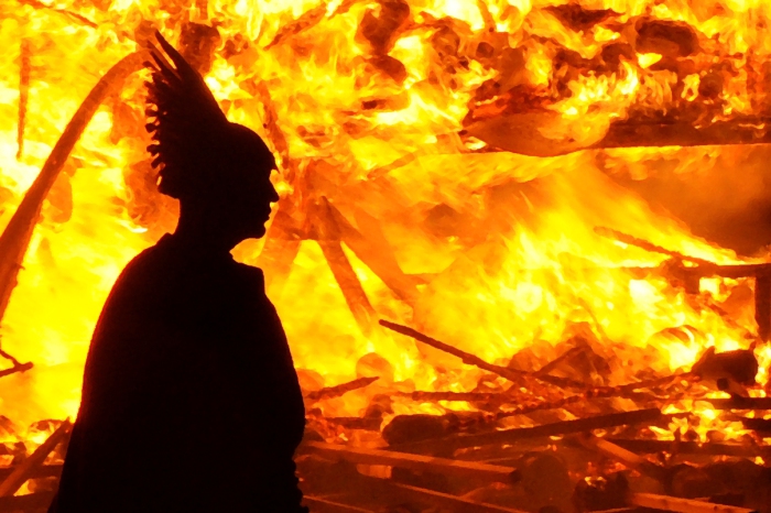 6 фестивалей огня со всего мира, которые превращаются в настоящие первобытные вакханалии
