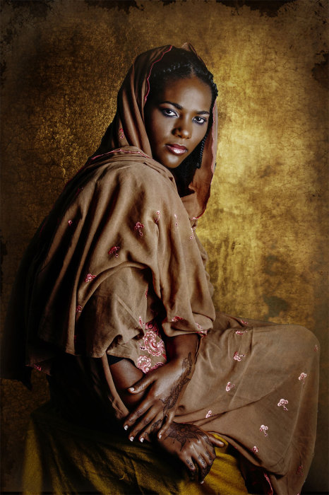 Современные африканские женщины в роскошных традиционных нарядах