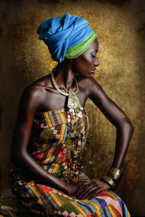Современные африканские женщины в роскошных традиционных нарядах